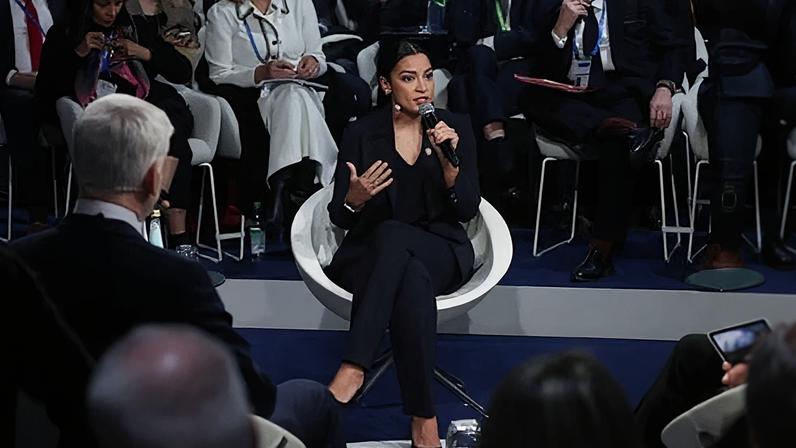 AOC acusa Trump de buscar era do autoritarismo na conferência de Munique