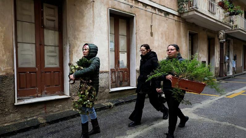 Niscemi, Sicília: desmoronamento preocupa famílias tentam salvar o que sobra