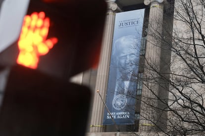 Departamento de Justiça exibe faixa com Trump em frente ao prédio