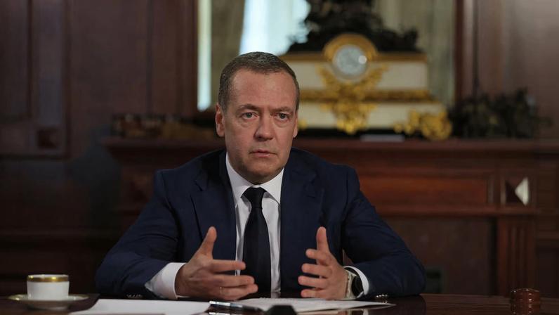 Medvedev afirma que expiração do New START deve alarmar o mundo