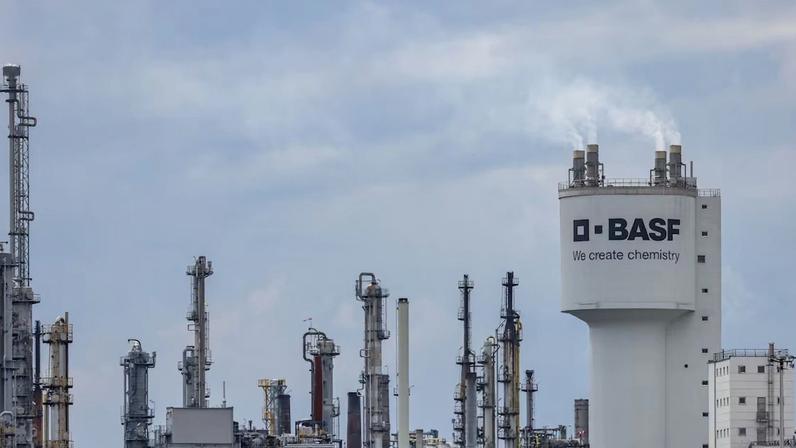 BASF prevê mais cortes em ano de transição; recuperação apenas em fim de 2026