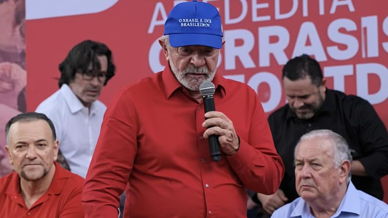 Lula, após 17 anos do PT no poder, faz pose de antissistema