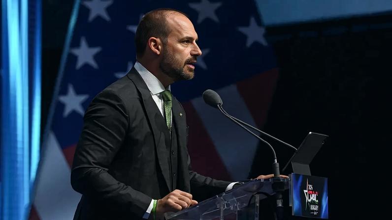 Eduardo Bolsonaro está nos Estados Unidos e enfrenta acusações no STF. (Foto: Zoltan Mathe HUNGARY OUT/EFE)