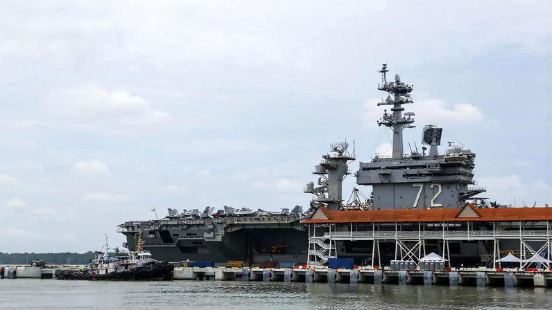 O porta-aviões USS Abraham Lincoln, nos arredores de Kuala Lumpur, Malásia, em novembro de 2024 (Foto: EFE/EPA/FAZRY ISMAIL/ARQUIVO)