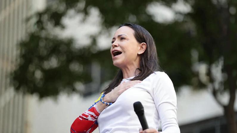 A líder opositora María Corina Machado planeja retorno à Venezuela após queda de Maduro (Foto: Ronald Pena R./EFE)