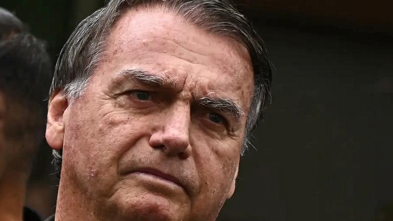Defesa de Bolsonaro apresenta laudo médico e solicita prisão domiciliar