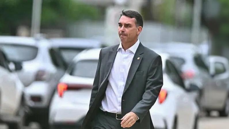 Após visita, Senador ainda relatou que encontrou Bolsonaro "mais disposto", mas que ainda há a preocupação com possíveis quedas. (Foto: Andre Borges/EFE)