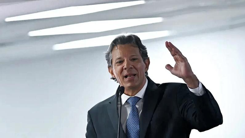 Ministro reconheceu carga ideológica de livro ao afirmar que, à frente da Fazenda, não deveria publicá-lo.