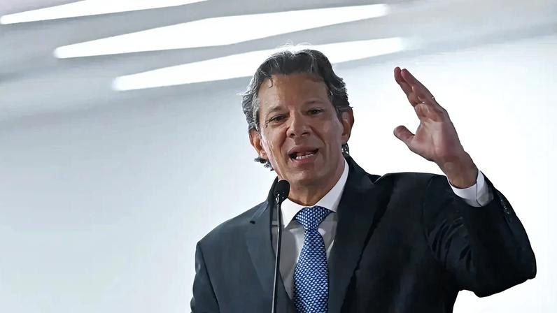 Ministro reconheceu carga ideológica de livro ao afirmar que, à frente da Fazenda, não deveria publicá-lo. (Foto: André Borges/EFE)