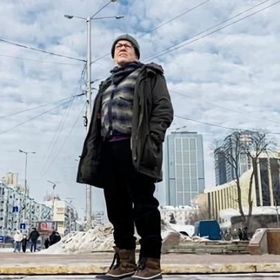 James Meek retorna a Kyiv; mulher clama por ajuda em varanda alta