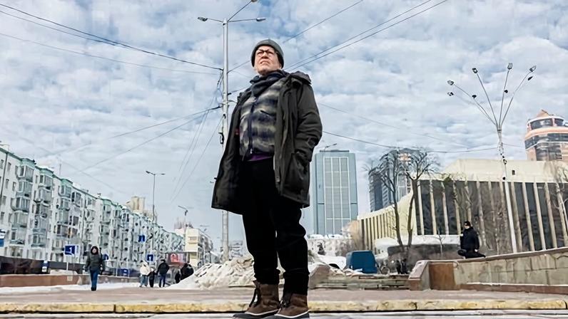 James Meek retorna a Kyiv; mulher clama por ajuda em varanda alta