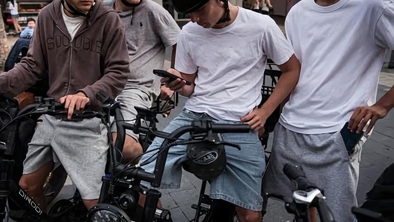Austrália enfrenta surto de e-bikes e alerta de saúde pública