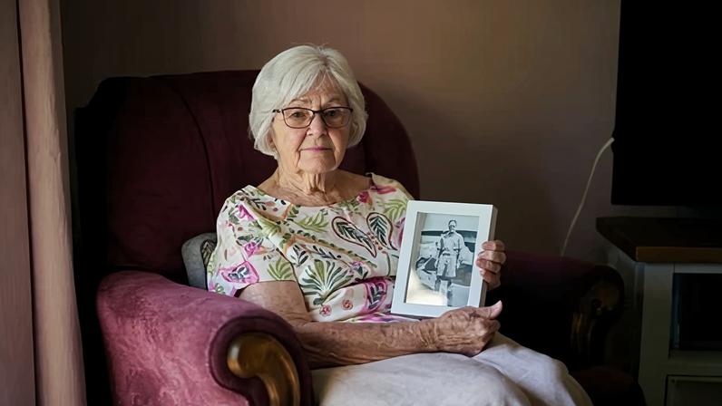 Tumba do pai em Gaza destruída por Israel; ela busca respostas