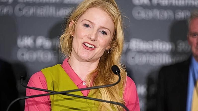 Hannah Spencer vence ao derrotar partidos de doadores bilionários