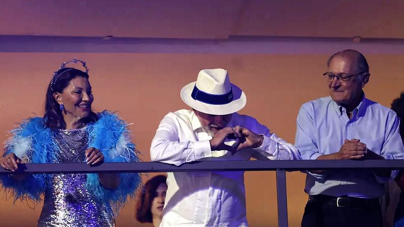 Ao lado de Janja e Geraldo Alckmin, Lula acompanhou os desfiles de carnaval no Rio. (Foto: Antonio Lacerda/EFE)