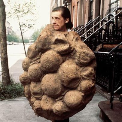 Nova biografia revela vida rica de Louise Bourgeois com narrativa construída