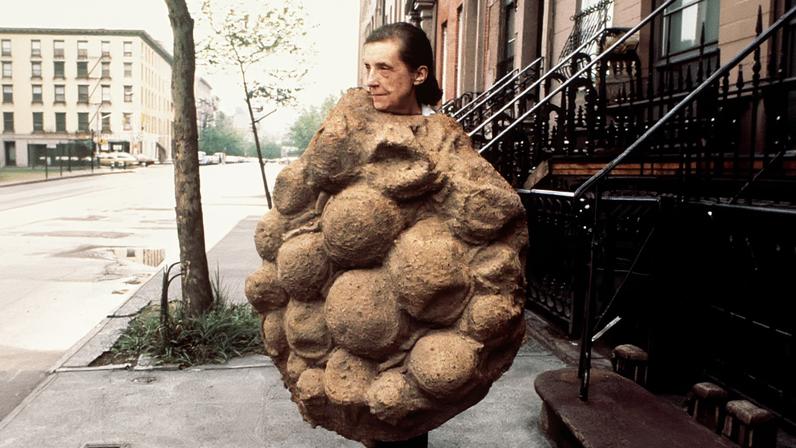Nova biografia revela vida rica de Louise Bourgeois com narrativa construída