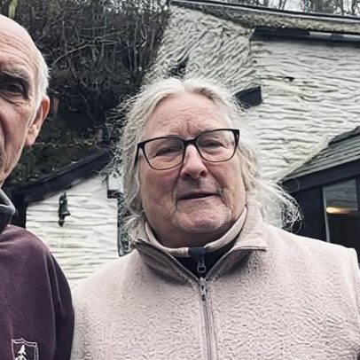 Casal teme adormecer com risco de desabamento de rochas sobre a casa