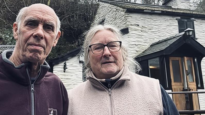 Casal teme adormecer com risco de desabamento de rochas sobre a casa