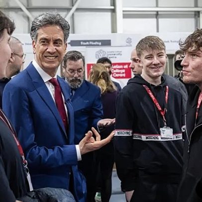 Estudantes participam de feira de empregos em energia limpa no campus