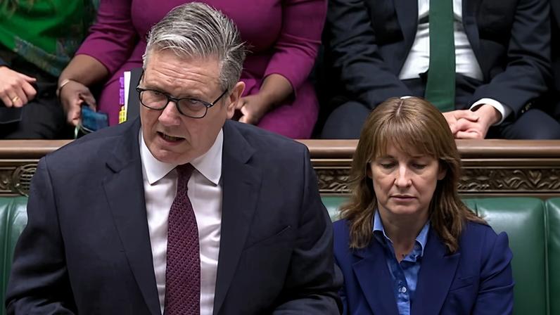 Starmer confirma que sabia de vínculos de Mandelson com Epstein após a prisão de Epstein