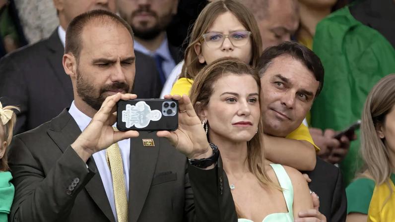 Eduardo e Flávio Bolsonaro defendem união para vencer eleições