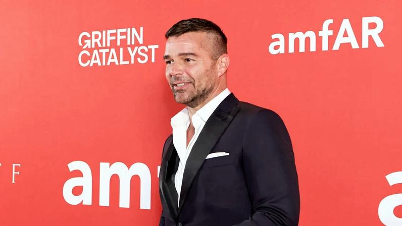 Ricky Martin vira assunto após Carnaval do Rio por suposto beijo com ator de novela