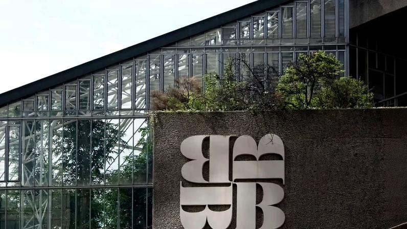 Akomfrah e Kaur entre 200 signatários contra remoção do chefe de artes do Barbican