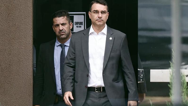 9.dez.2025 - Senador Flávio Bolsonaro (PL/RJ) visita o ex-presidente Jair Bolsonaro na prisão na PF