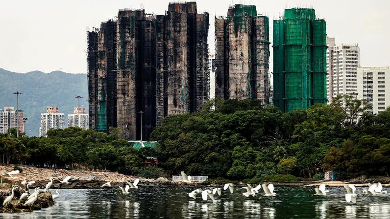 Hong Kong planeja comprar casas devastadas por incêndio mortal em edifício alto