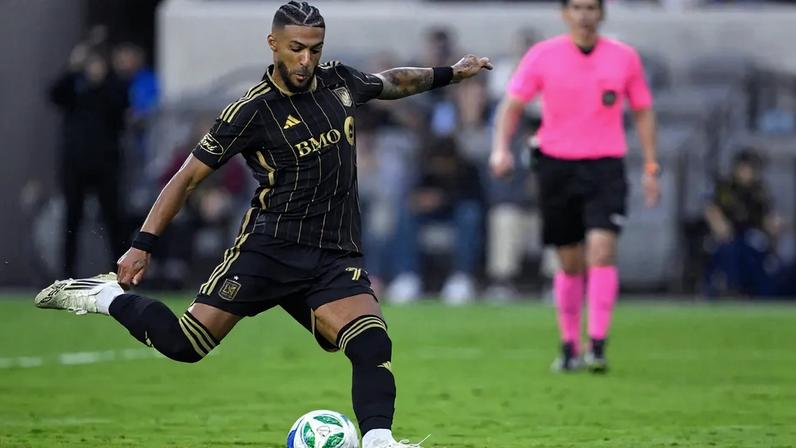 Denis Bouanga batendo pênalti na partida contra o Sporting Kansas City (Foto: Orlando Ramirez/Getty Images via AFP)