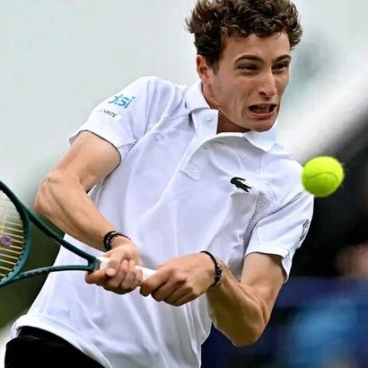 Tenista viraliza ao checar celular antes de saque decisivo