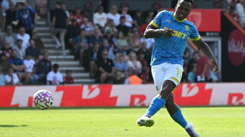 Jhon Arias, do Wolverhampton (#10), finaliza durante partida da Premier League 2025/26 (Foto: Justin Tallis/AFP)