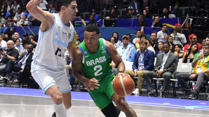 Yago dos Santos dribla o argentinio Jose Vildoza na final da Americup (Foto: AFP)