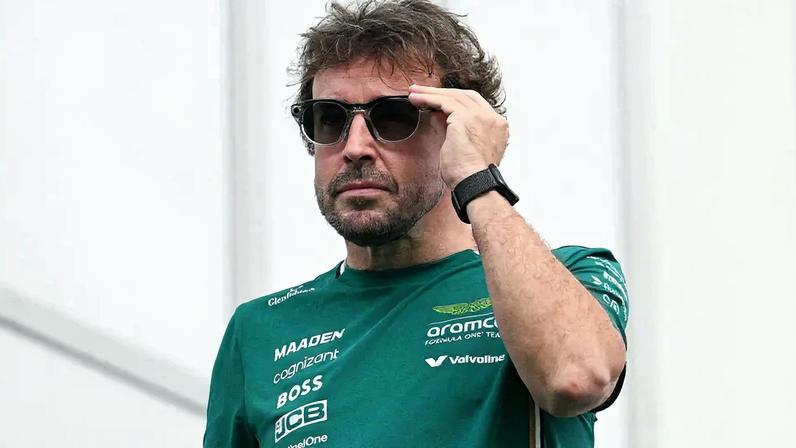 Fernando Alonso, da Aston Martin, chega ao Texas para o GP dos Estados Unidos de F1 (Foto: Jim Watson / AFP)
