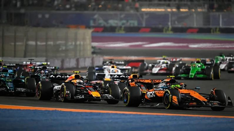 Verstappen e Norris disputam posição na sprint do GP do Catar de F1 (Foto: Mahmud Hams / AFP)