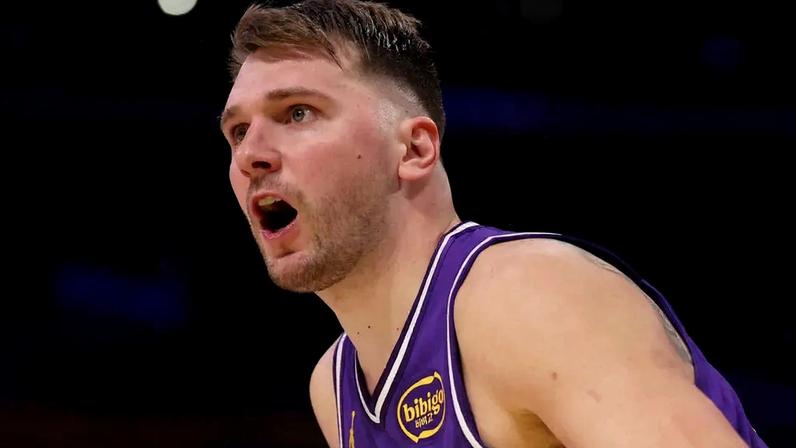 Luka Doncic no Los Angeles Lakers x San Antonio Spurs Emirates NBA Cup - Quarterfinal (Foto: Katelyn Mulcahy / GETTY IMAGES NORTH AMERICA / Getty Images via AFP)