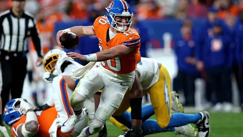 Los Angeles Chargers x Denver Broncos - NFL 2025/26 (Foto: MATTHEW STOCKMAN / GETTY IMAGES NORTH AMERICA / Getty Images via AFP)