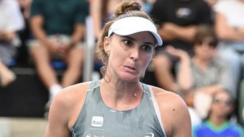 Bia Haddad reage durante partida de simples feminina contra a canadense Victoria Mboko no Adelaide International 2026, em Adelaide, em 12 de janeiro de 2026. (Foto: Michael ERREY/AFP)