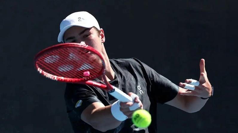 João Fonseca em ação durante treino no Australian Open; prodígio será principal atração do Rio Open (Foto: Martin Keep / AFP)