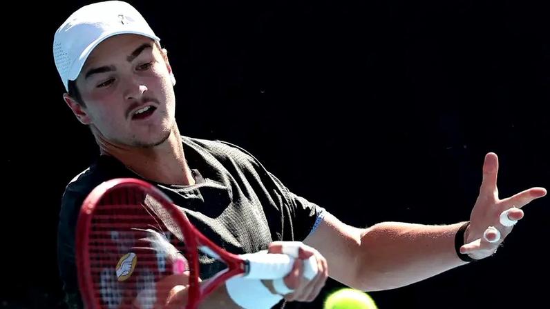 João Fonseca em treino no Australian Open (Foto: Martin KEEP / AFP)
