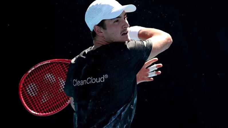 João Fonseca treino no Australian Open (Foto: Martin KEEP / AFP)