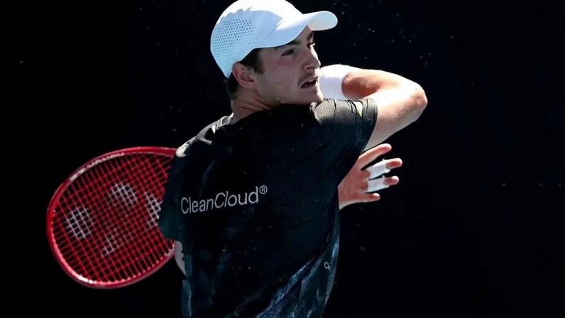 João Fonseca em treino no Australian Open (Foto: Martin KEEP / AFP)