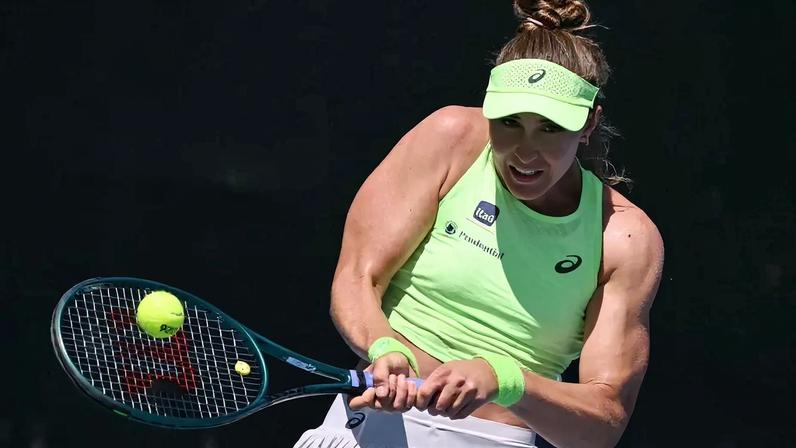 Bia Haddad devolve a bola de backhand na estreia contra a cazaque Yulia Putintseva no Australian Open (Foto: WILLIAM WEST / AFP)