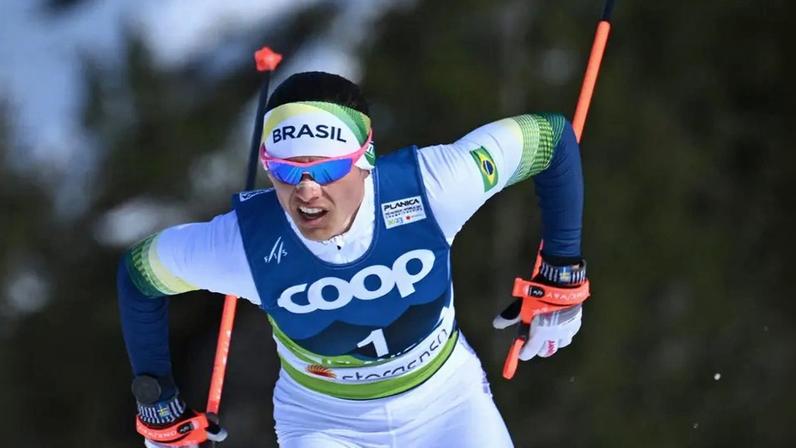 Bruna Moura compete no cross-country 5km livre feminino no Mundial de Esqui Nórdico, em Planica, em 22/2/2023. (Foto: Joe Klamar/AFP)