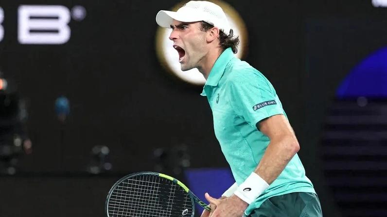 O americano Eliot Spizzirri na derrota para o italiano Jannik Sinner no Australian Open (Foto: DAVID GRAY / AFP)