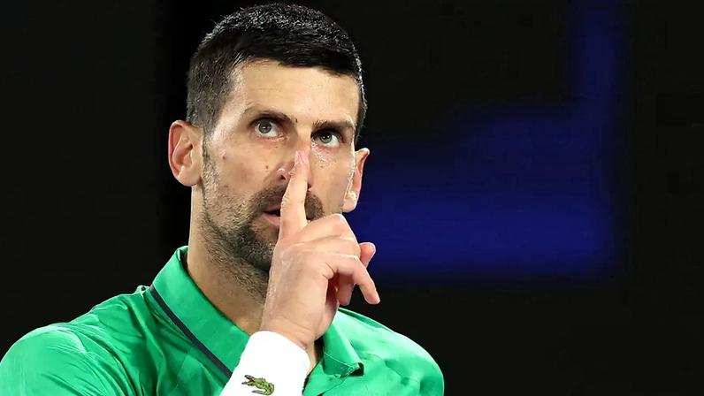 Novak Djokovic reage a um ponto contra o holandês Botic van de Zandschulp durante partida de simples masculino no sétimo dia do Australian Open, em Melbourne, em 24 de janeiro de 2026 (Foto: Martin Keep/AFP)