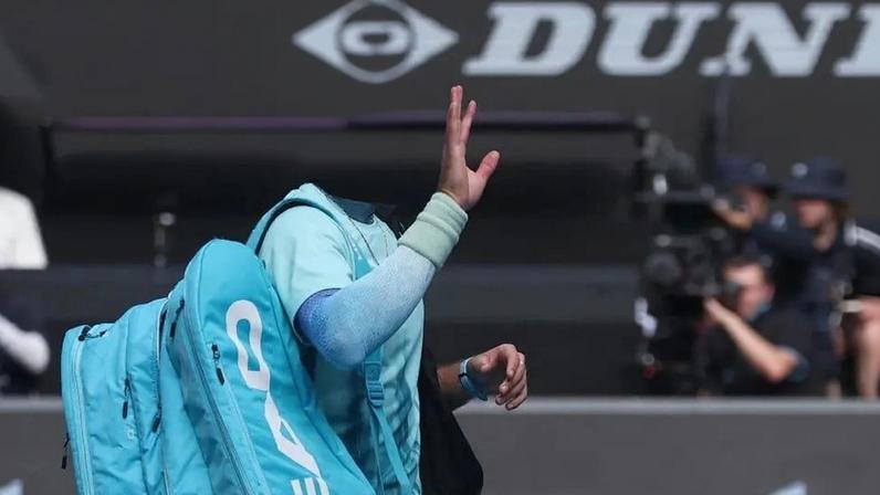 Desolado, Lorenzo Musetti deixa a quadra após se lesionar quando derrotava o sérvio Novak Djokovic (Foto: IZHAR KHAN / AFP)
