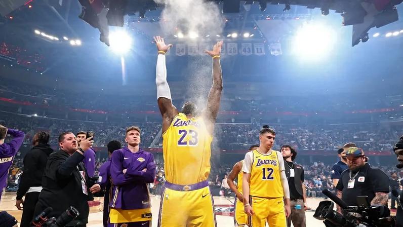 LeBron James lança pó de giz antes do jogo contra o Cleveland Cavaliers, na Rocket Arena. (Foto: Nathaniel S. Butler/Nbae/Getty Images/AFP)