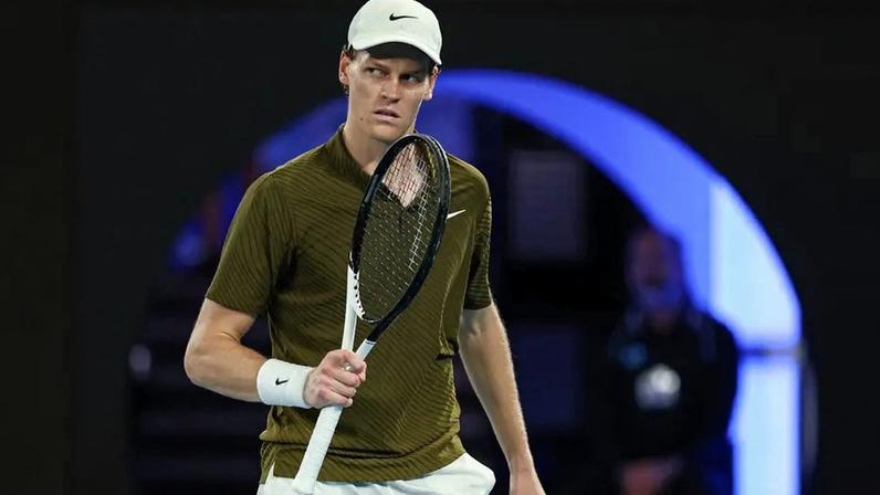 O italiano Jannik Sinner reage a um ponto contra o sérvio Novak Djokovic na semifinal masculina do Australian Open, em Melbourne, em 31 de janeiro de 2026 (Foto:IZHAR KHAN/AFP).
